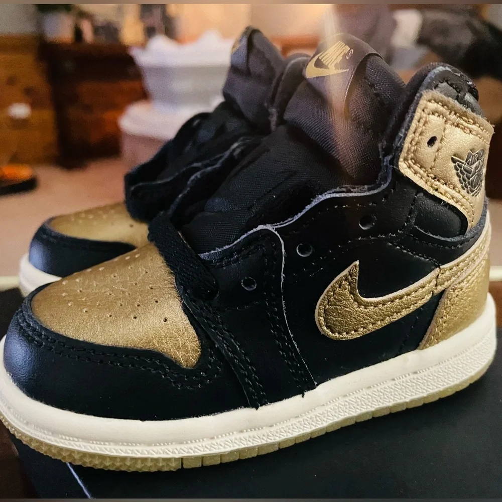 JORDAN 1 RETRO HIGH OG (TD) 5c
BLACK/METALLIC GOLD-SAIL
NOIR/VOILE/OR METALLIQUE - Picture 1 of 8